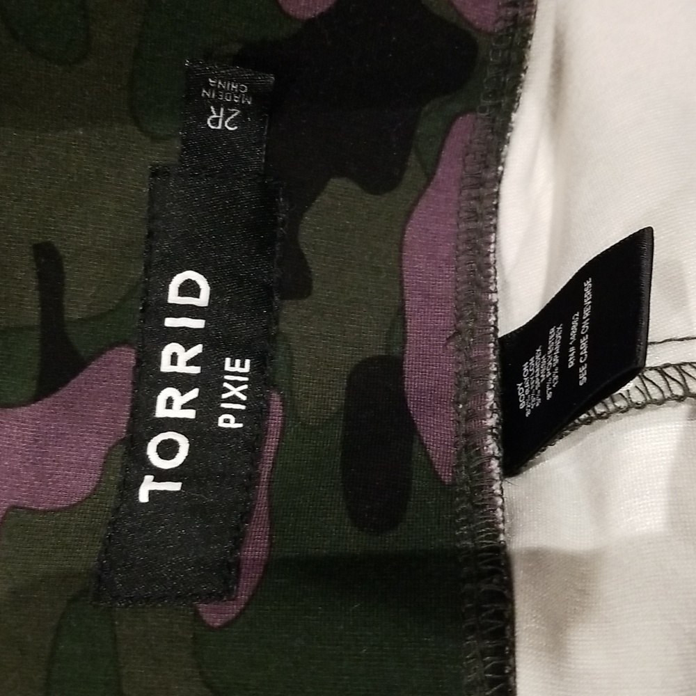 Torrid pixie sz 2R camo leggings like new - Picture 4 of 8